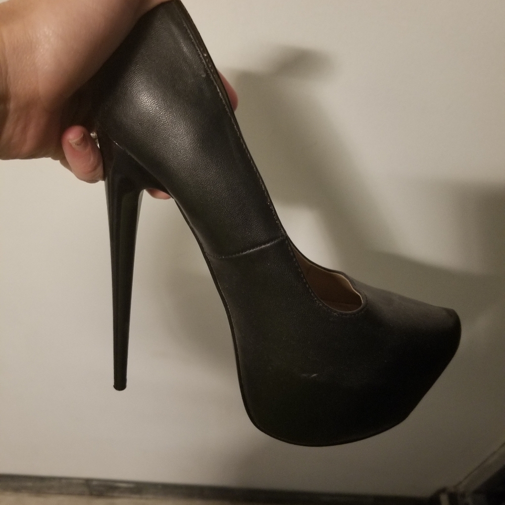 Black pumps